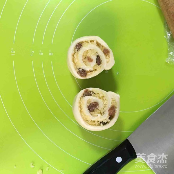 椰蓉葡萄干面包卷的做法步骤:14