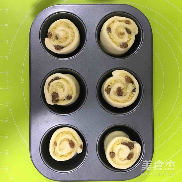 椰蓉葡萄干面包卷的做法步骤:15