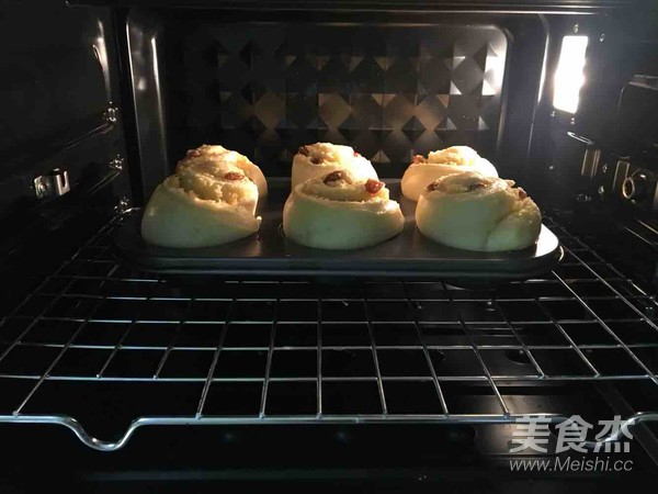 椰蓉葡萄干面包卷的做法步骤:17