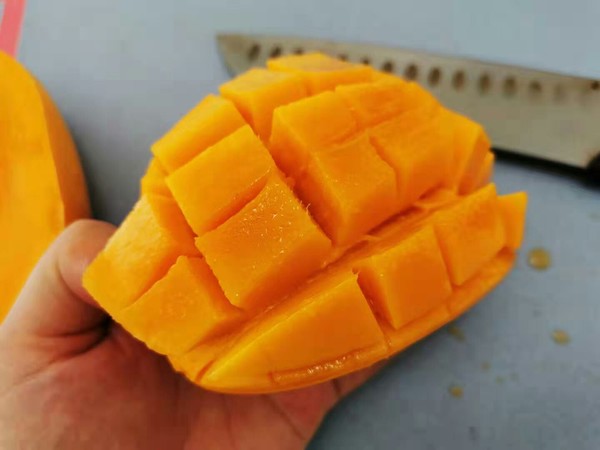 轻松叫你做过好喝的芒果奶昔的做法步骤:2