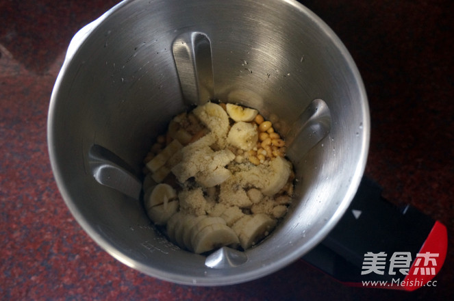 红薯香蕉杏仁豆浆,口感味道都很棒的做法步骤:3