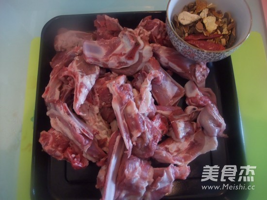 手抓羊肉的做法步骤：1