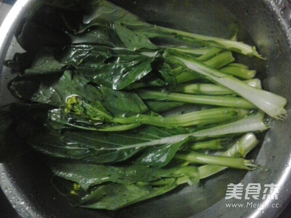 白灼菜心的做法步骤：1