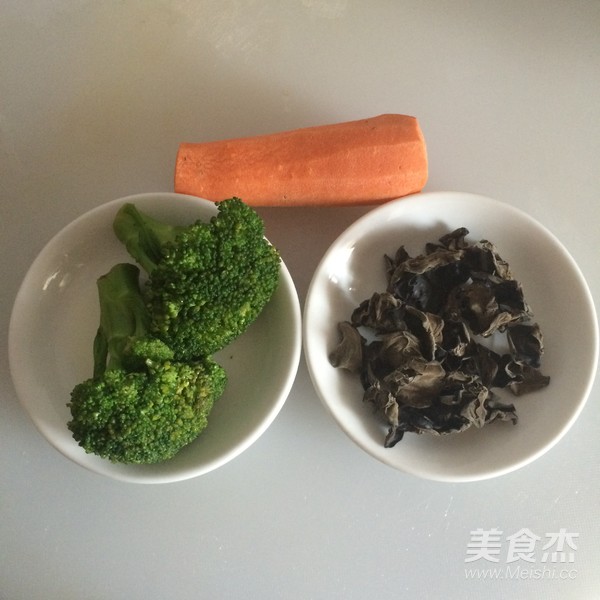 木耳炒西兰花的做法步骤：1