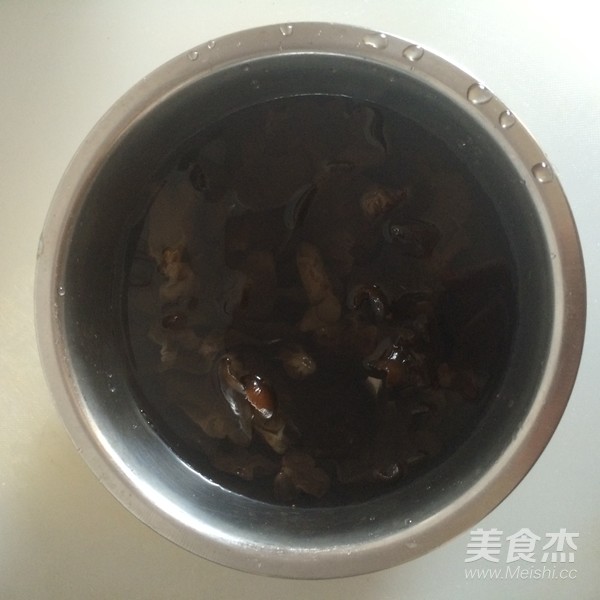 木耳炒西兰花的做法步骤:2