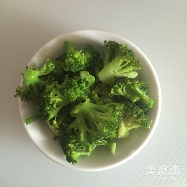 木耳炒西兰花的做法步骤:5