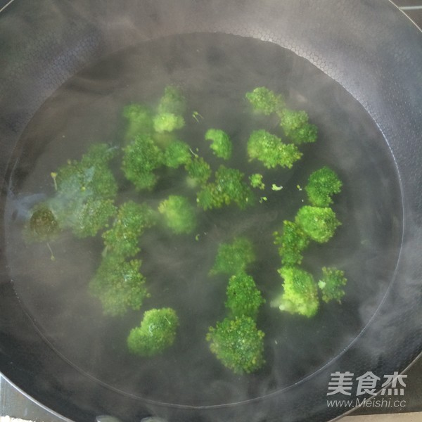 木耳炒西兰花的做法步骤:6