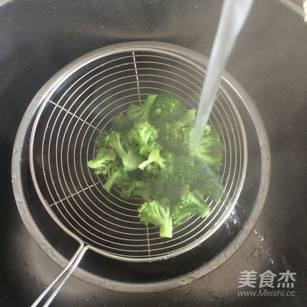 木耳炒西兰花的做法步骤:7