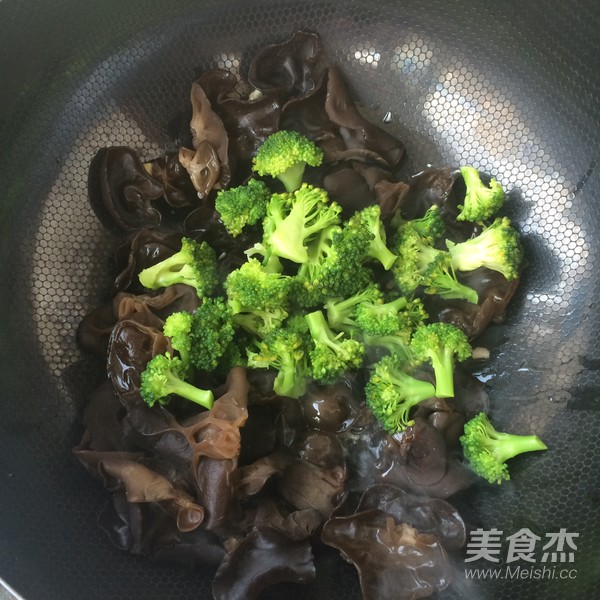 木耳炒西兰花的做法步骤:11