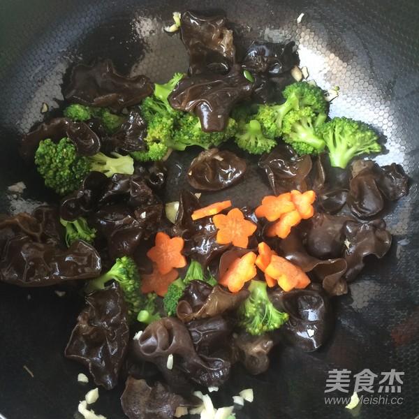 木耳炒西兰花的做法步骤:12