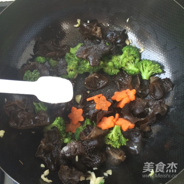 木耳炒西兰花的做法步骤:13