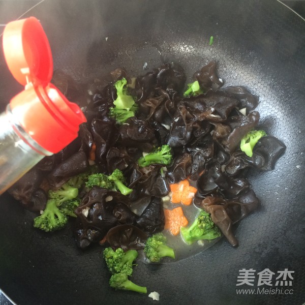 木耳炒西兰花的做法步骤:14
