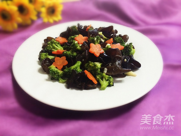 木耳炒西兰花的做法步骤:16