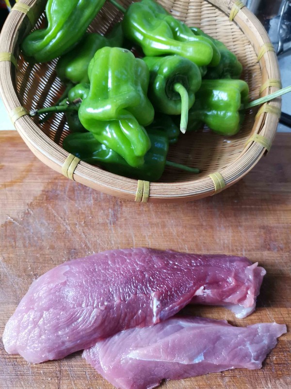 辣椒炒肉的做法步骤：1