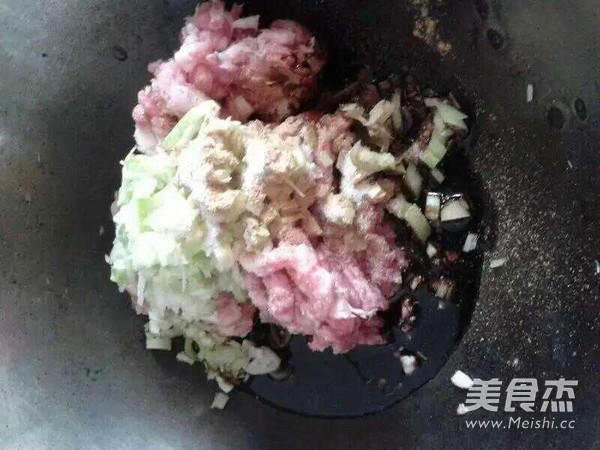 茄子馅饺子的做法步骤：3