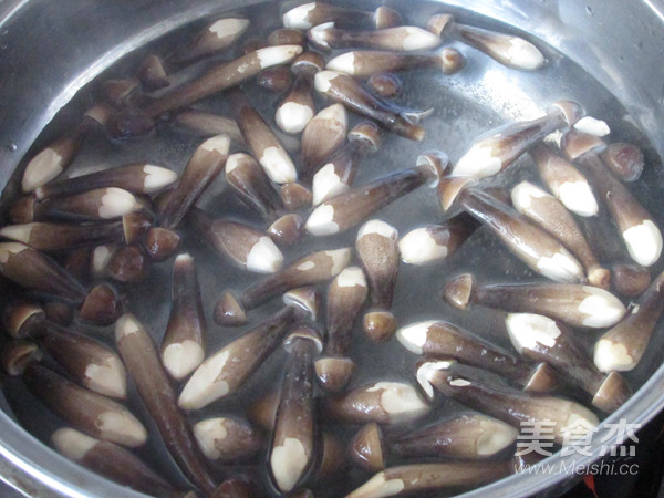 炒鸡枞菌的做法步骤:2