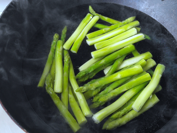 煎牛肉烤肠的做法步骤:2