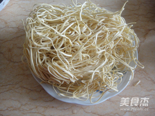 上海冷面的做法步骤：1
