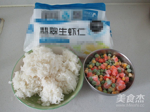 虾仁杂蔬鲜露炒饭的做法步骤:2