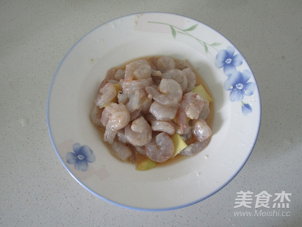 虾仁杂蔬鲜露炒饭的做法步骤:3