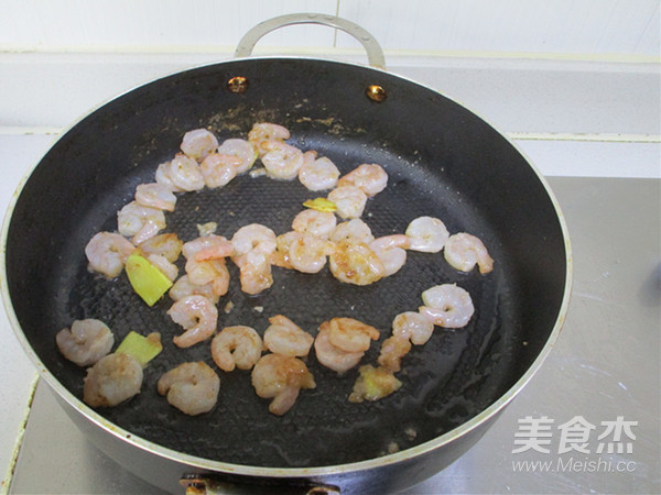 虾仁杂蔬鲜露炒饭的做法步骤:5