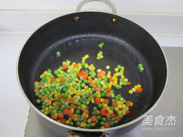 虾仁杂蔬鲜露炒饭的做法步骤:6
