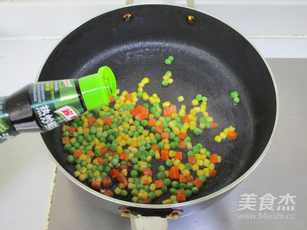 虾仁杂蔬鲜露炒饭的做法步骤:7