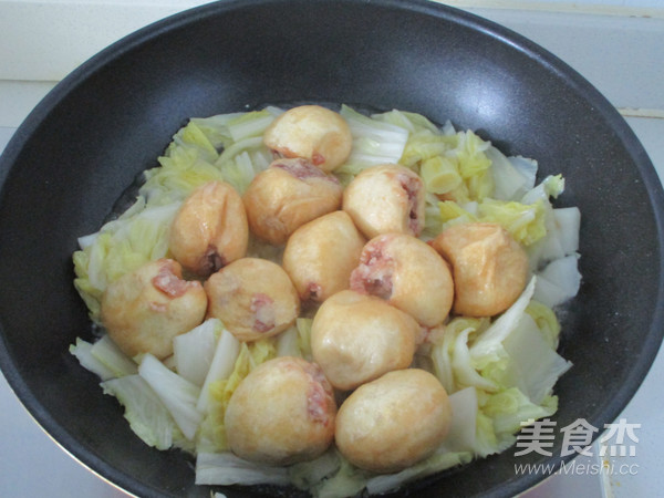 白菜烩油面筋塞肉的做法步骤：6