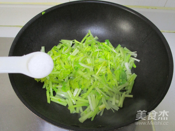 鸡蛋干炒芹菜的做法步骤：5