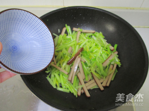 鸡蛋干炒芹菜的做法步骤：7