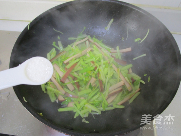 鸡蛋干炒芹菜的做法步骤：8