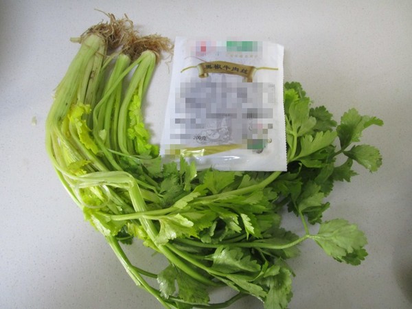 芹菜炒牛肉丝的做法步骤：1