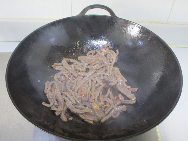 芹菜炒牛肉丝的做法步骤:4