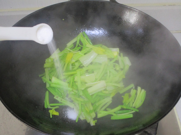 芹菜炒牛肉丝的做法步骤:5