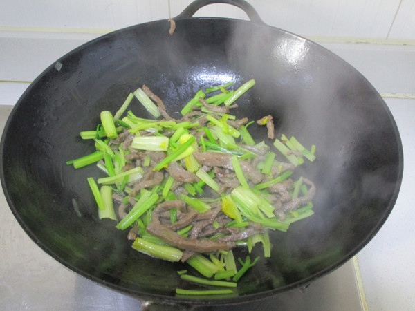 芹菜炒牛肉丝的做法步骤:6