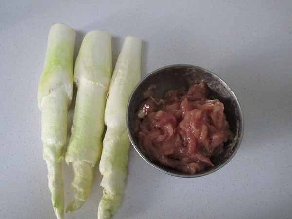 酱香茭白肉丝的做法步骤：1