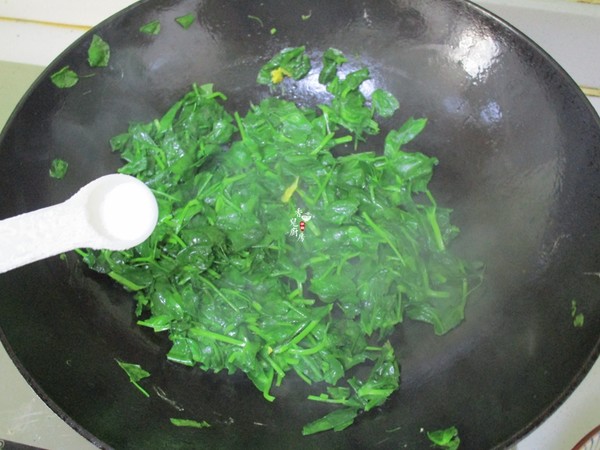 豌豆苗炒土鸡蛋的做法步骤:4