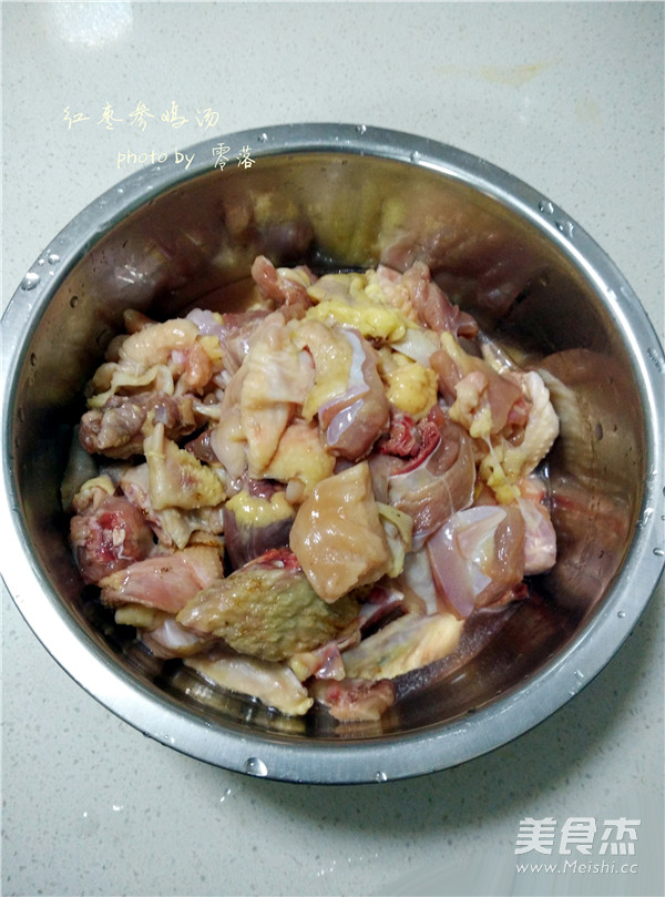 红枣参鸡汤的做法步骤：1