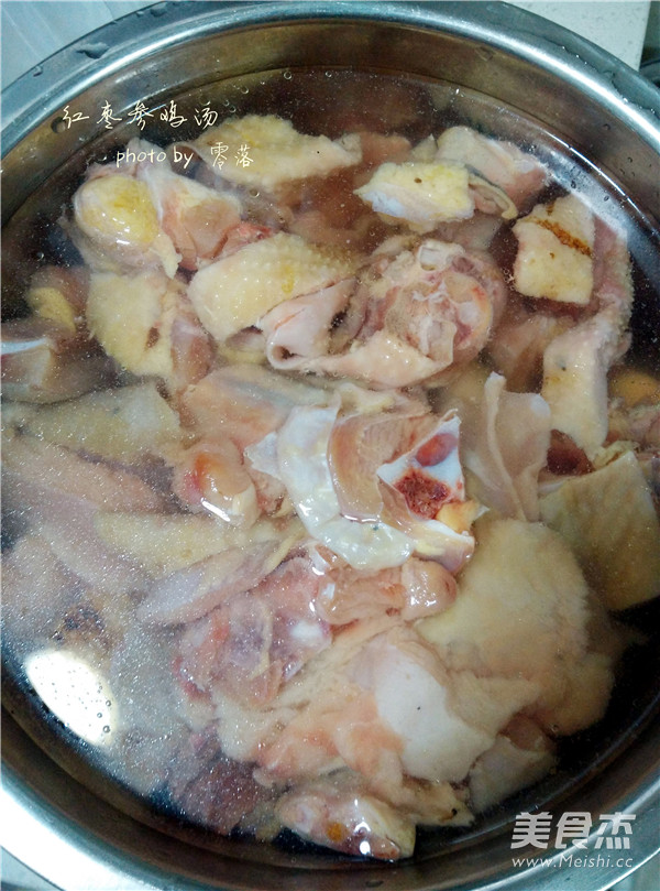 红枣参鸡汤的做法步骤:2