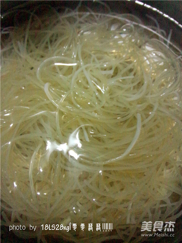 酸菜肉末煲粉条的做法步骤：1