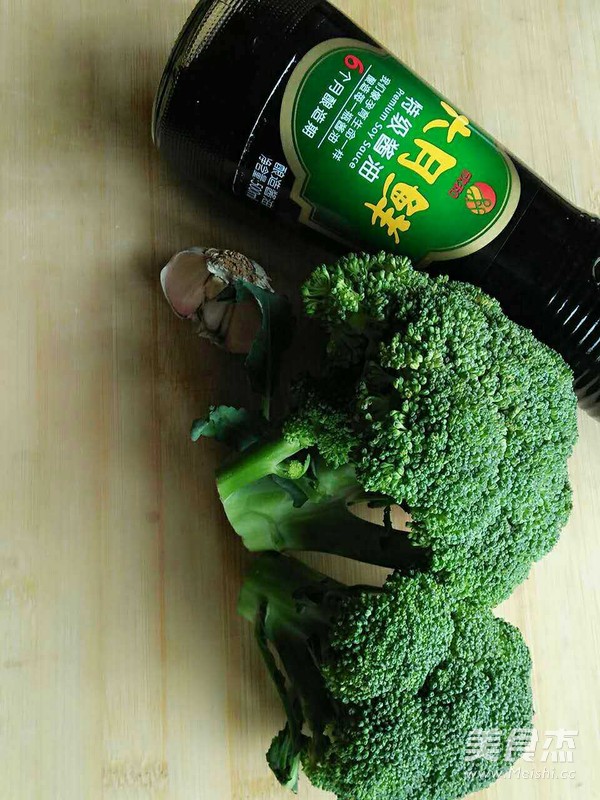 干煸西兰花的做法步骤：1