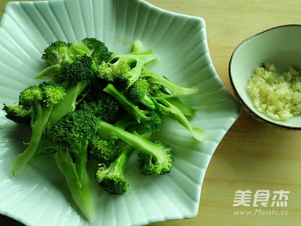 干煸西兰花的做法步骤：2
