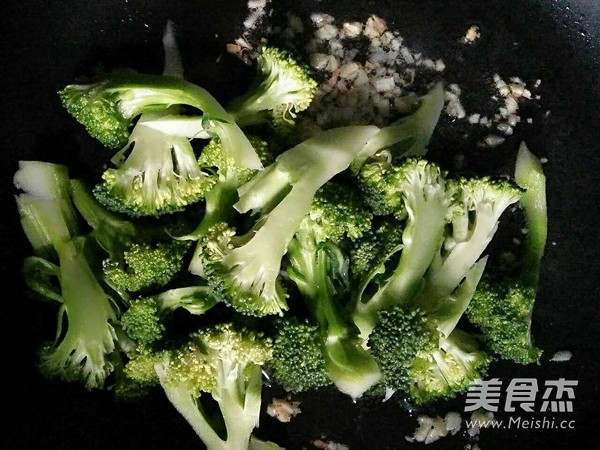 干煸西兰花的做法步骤：4