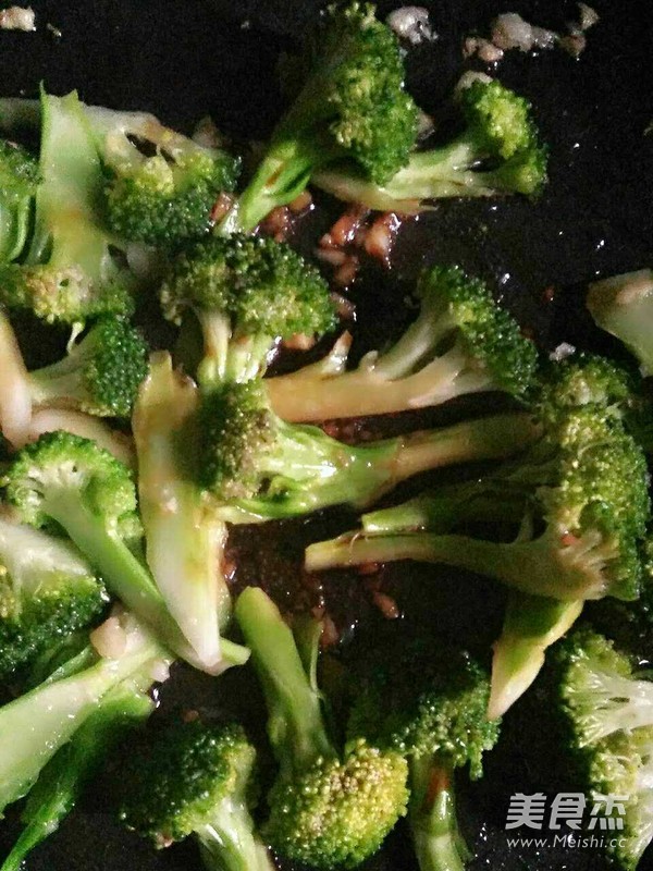 干煸西兰花的做法步骤：6