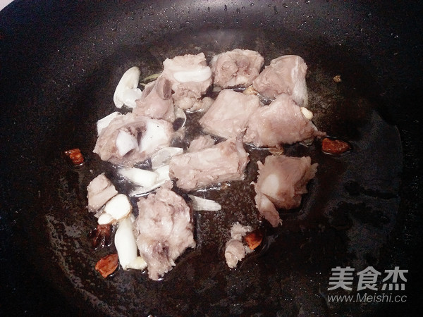 排骨烧板栗的做法步骤：10