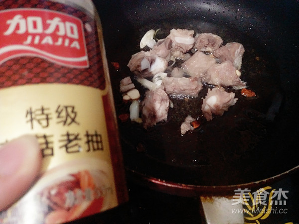 排骨烧板栗的做法步骤：12