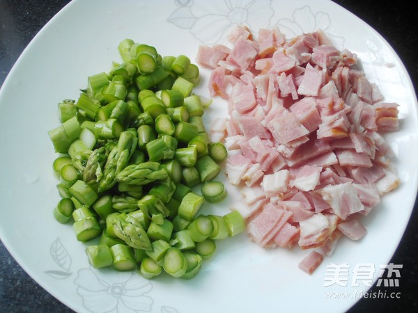 五彩蛋炒饭的做法步骤:4