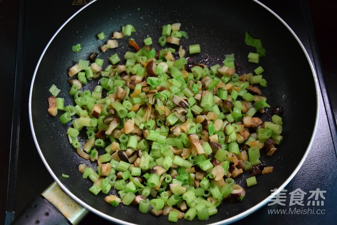 芹菜香菇虾米粥的做法步骤：6