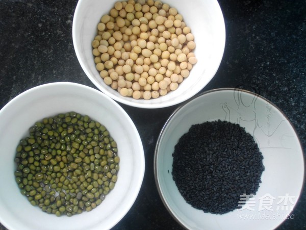 绿豆黑芝麻豆浆的做法步骤：1