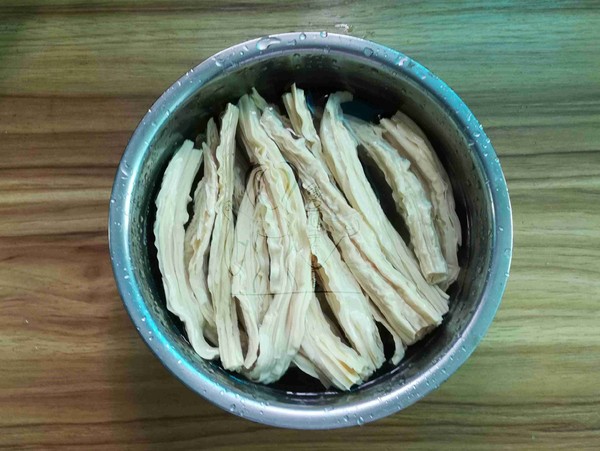 西芹拌腐竹的做法步骤:2